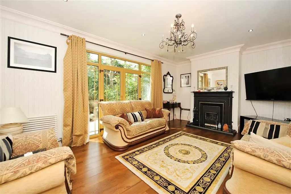 Giant Serviced Apartments - Deramore Park Belfast Holiday home