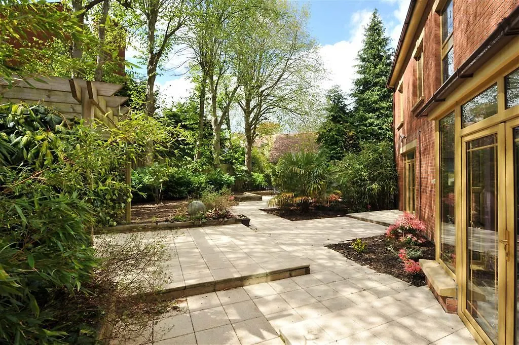 Giant Serviced Apartments - Deramore Park Belfast 0*,  United Kingdom